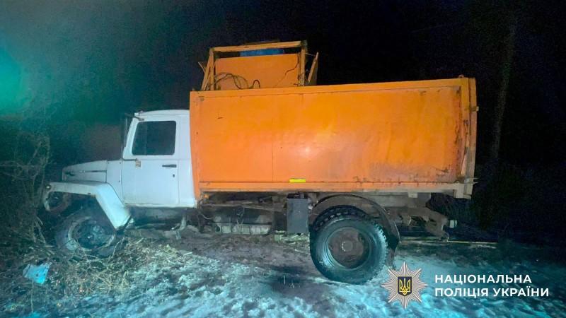 На Полтавщині чоловік викрав комунальну вантажівку та врізався в паркан