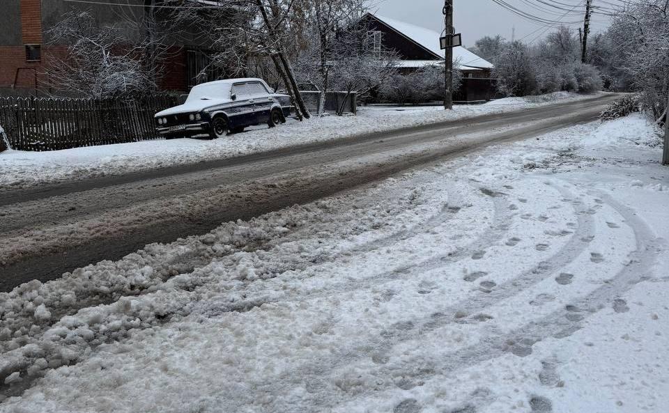 У Полтавській міськраді пояснили, чому на дорогах утворюється «каша» зі снігу