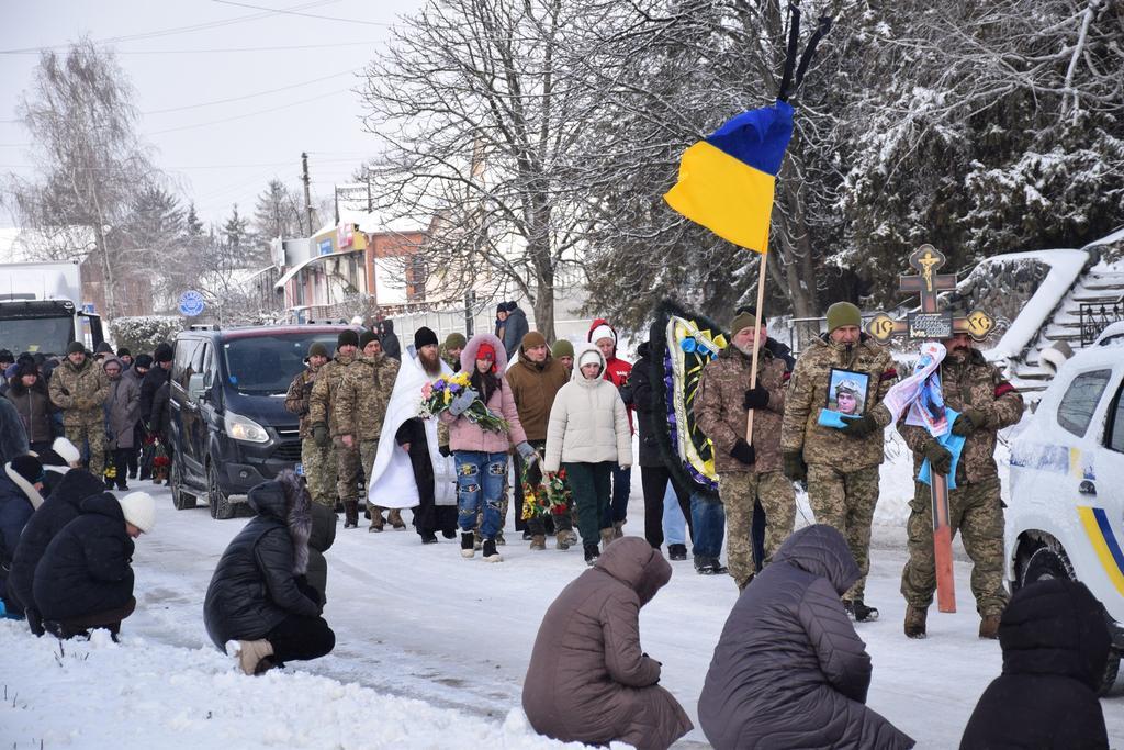 Новосанжарська громада попрощалася із військовослужбовцем Євгенієм Кірносом