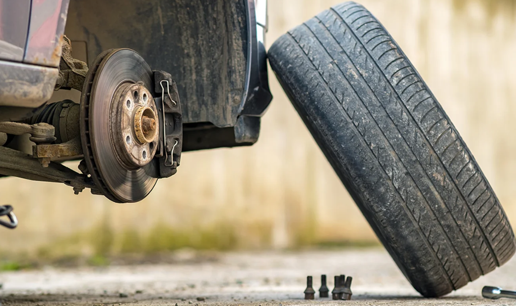 На Полтавщині на чоловіка з домкрату зірвався автомобіль