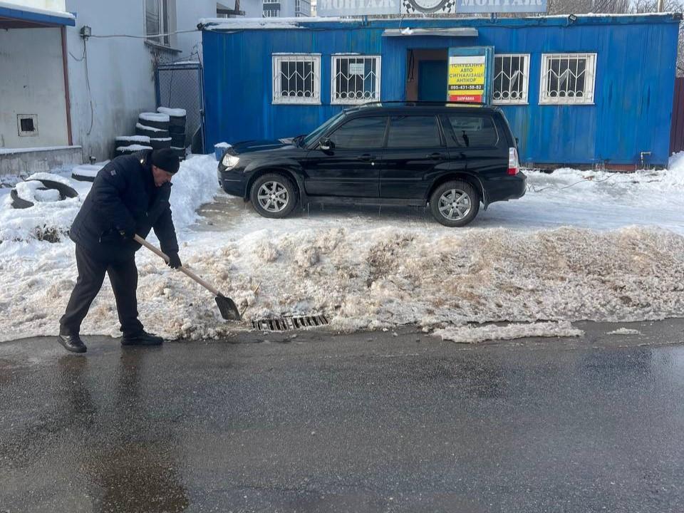 У Полтаві комунальники прибирають лід із решіток ливнівки