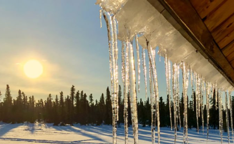 У Полтаві мешканців застерігають про небезпеку падіння бурульок