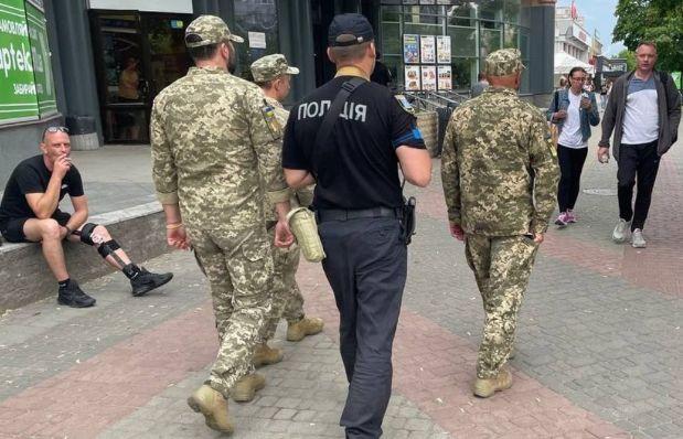 ТЦК чи поліція: хто має право затримувати людей на вулицях?