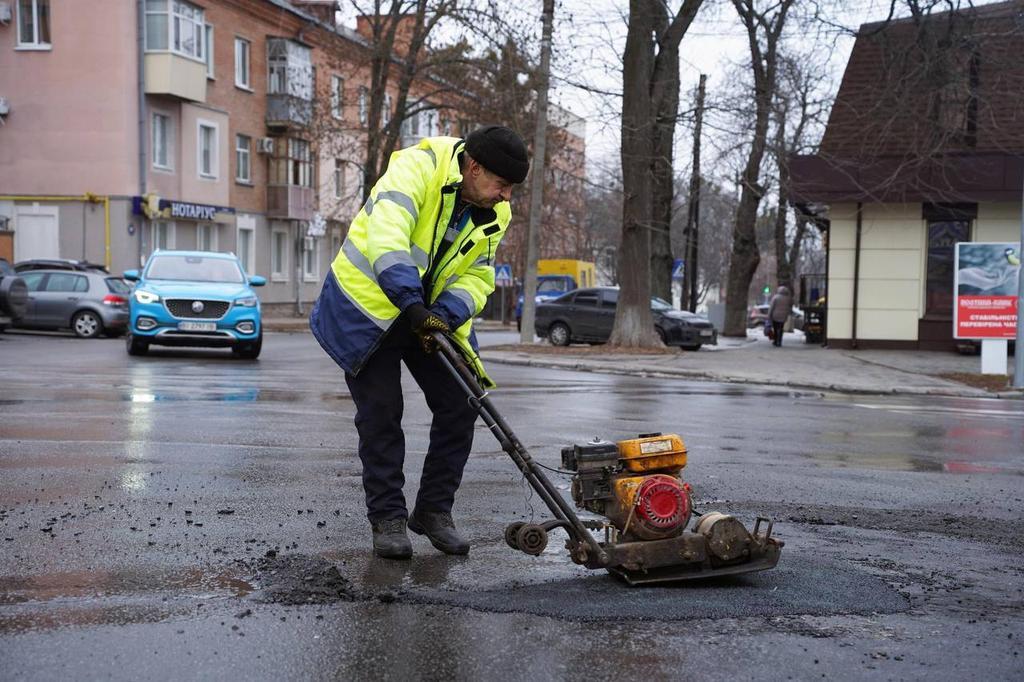 У Полтаві стартував весняний ремонт доріг: що вже відновлюють