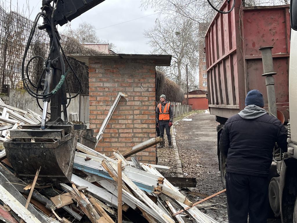 Полтавські комунальники прибрали наслідки російської атаки на місто