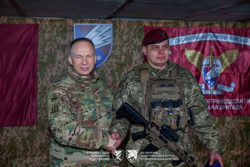 Головнокомандувач ЗСУ Олександр Сирський нагородив десантника з Полтавщини