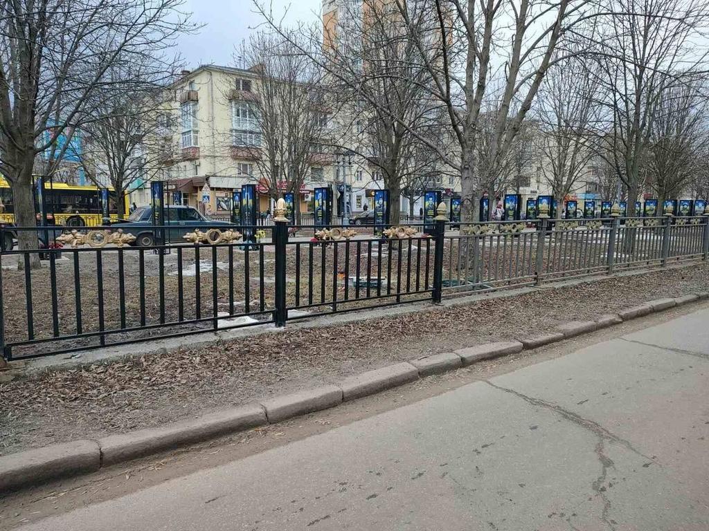 У Полтаві відновили огорожу Каштанової алеї, пошкоджену внаслідок ДТП