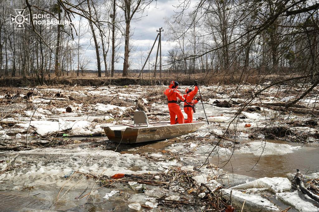 На Полтавщині рятувальники ліквідовують льодовий затор. ФОТО