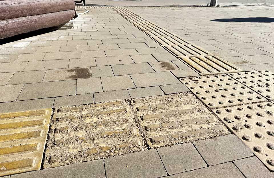 У Полтаві замінять пошкоджену після зими тактильну плитку на «Мотелі»