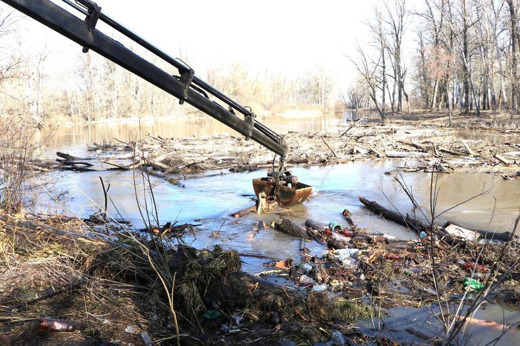 На Полтавщині ліквідовують затор річки біля пішохідного містка
