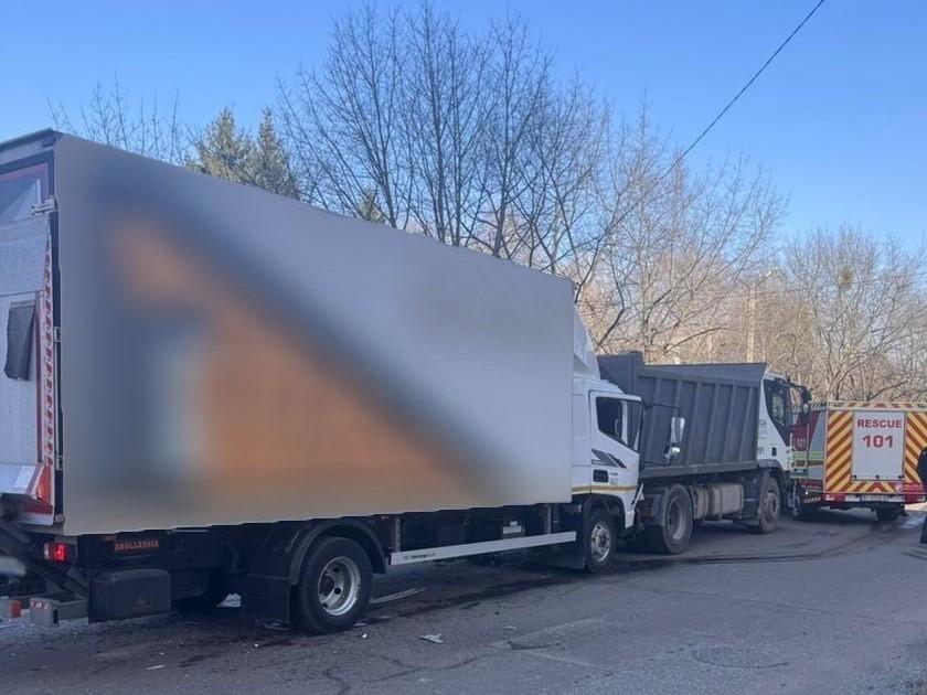 На вулиці 23 Вересня у Полтаві зіткнулися вантажівки