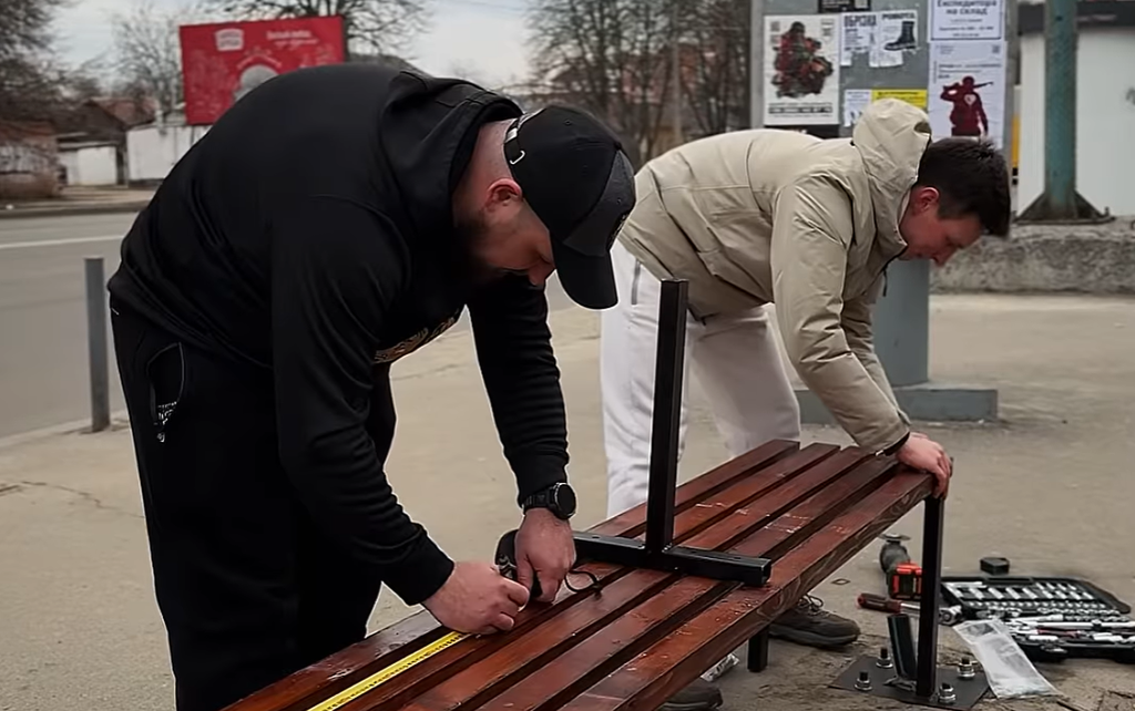 Полтавець розпочав ініціативу встановлення лавок на зупинках міста