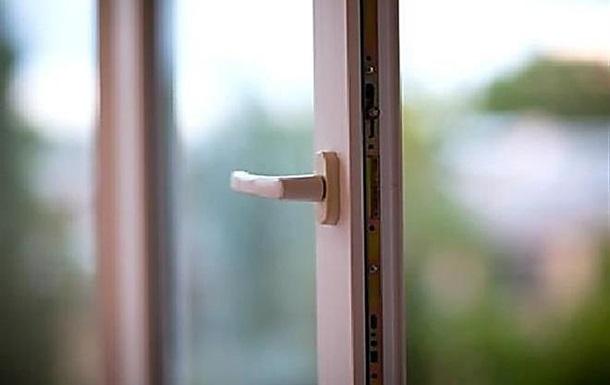 В Розсошенцях жінка випала з балкону багатоповерхівки