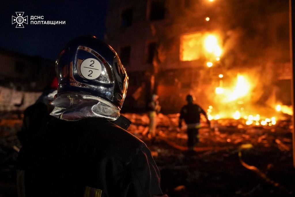 ДСНС показала фото з ліквідації наслідків нічного обстрілу Полтави