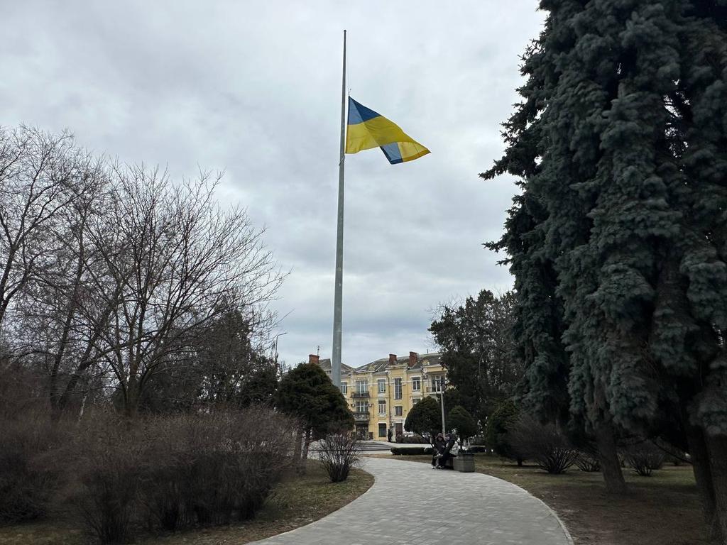 У Полтаві приспустили прапори в пам’ять про загиблих після обстрілу