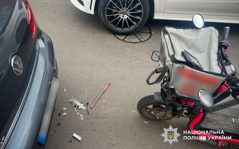 У Полтаві кур’єр на електроскутері зіткнувся з легковиком