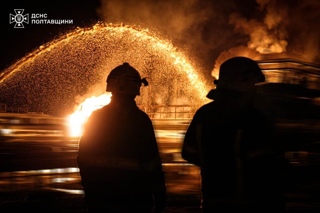 Обстріли підприємств на Полтавщині: ДСНС показала фото ліквідації пожеж