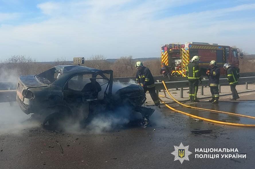 На Полтавщині авто врізалося у відбійник і загорілося: водій загинув