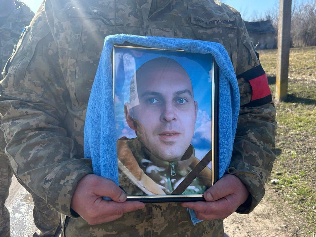 Комишнянська громада попрощалася із захисником Юрієм Стеценком