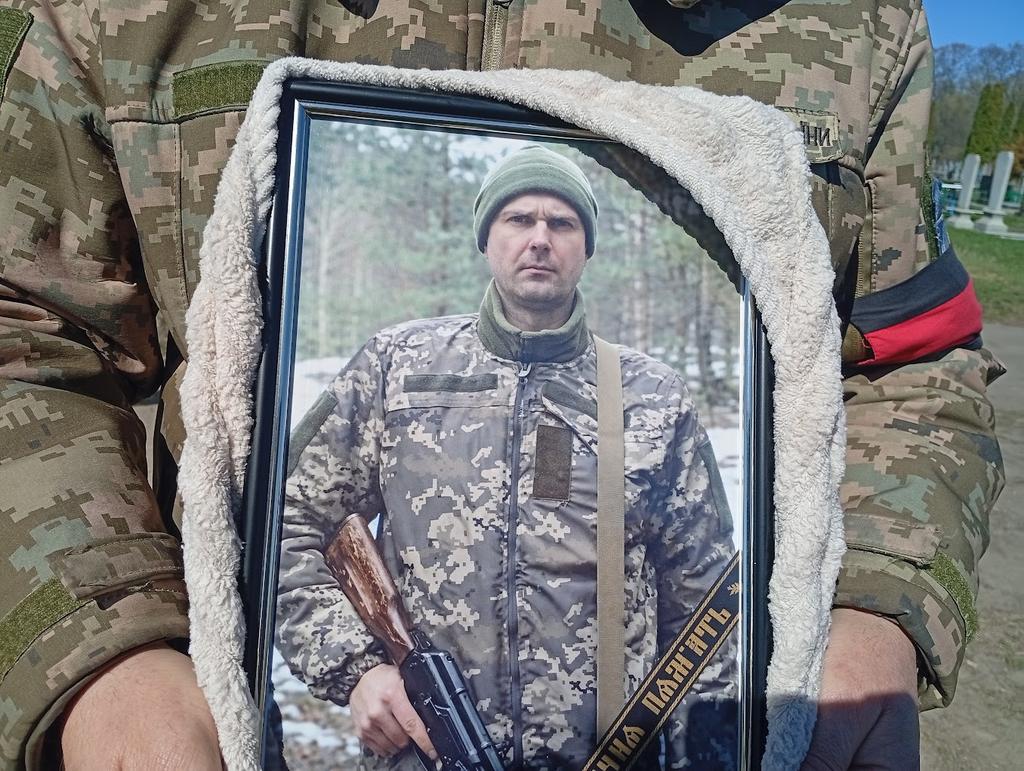 Миргородська громада провела в останню путь військовослужбовця Олександра Булдигіна