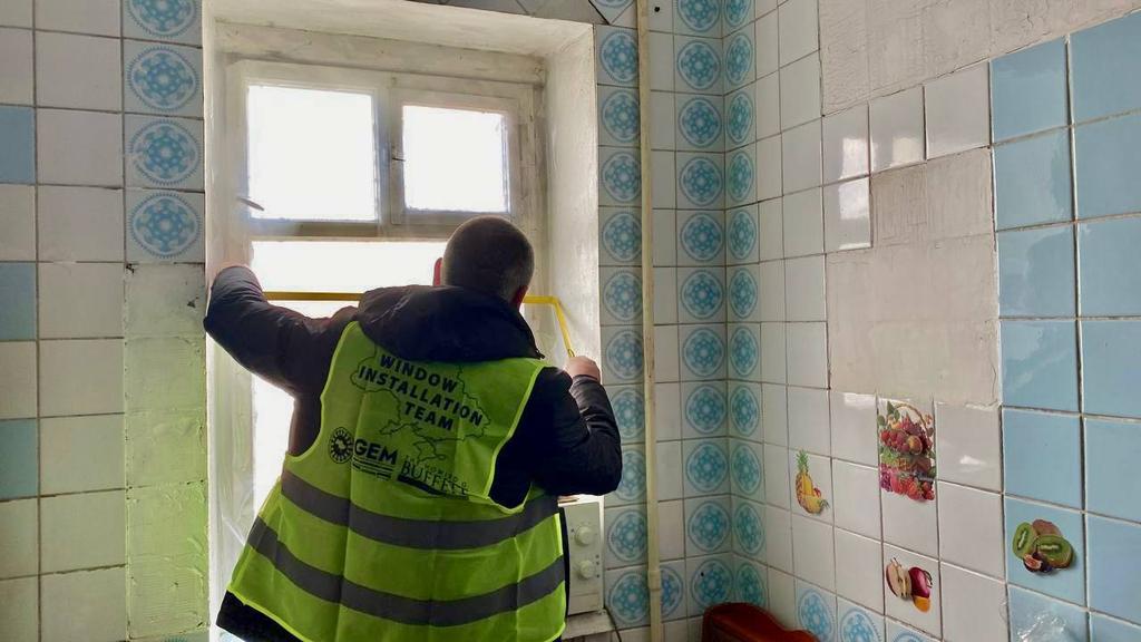 У Полтаві почали заміряти вікна у пошкоджених обстрілами будинках