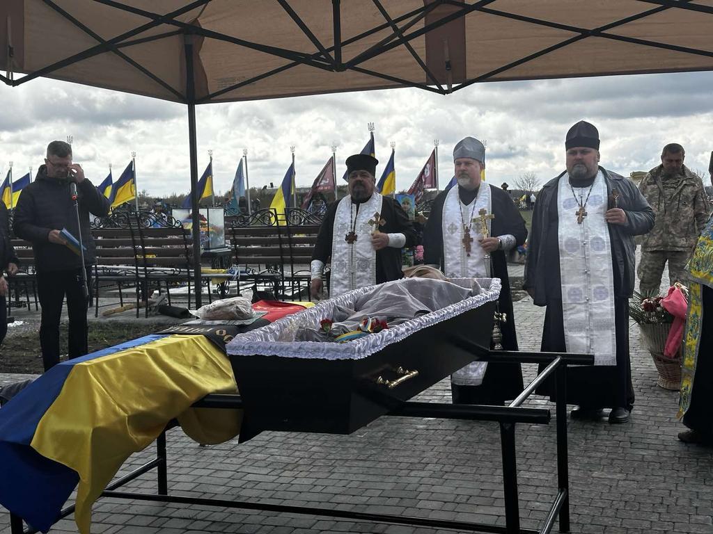 У Миргородській громаді провели в останню земну дорогу воїна Олександра Калашника