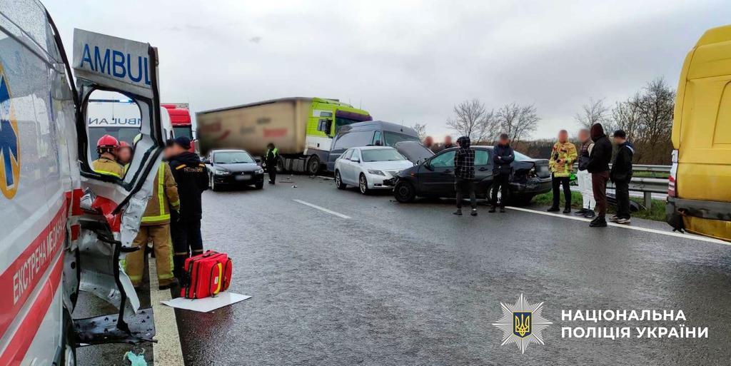 Під Полтавою на автодорозі Київ-Харків зіткнулось шість автівок