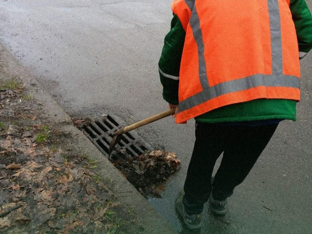 Від початку негоди комунальники чистять ливнівки у Полтаві