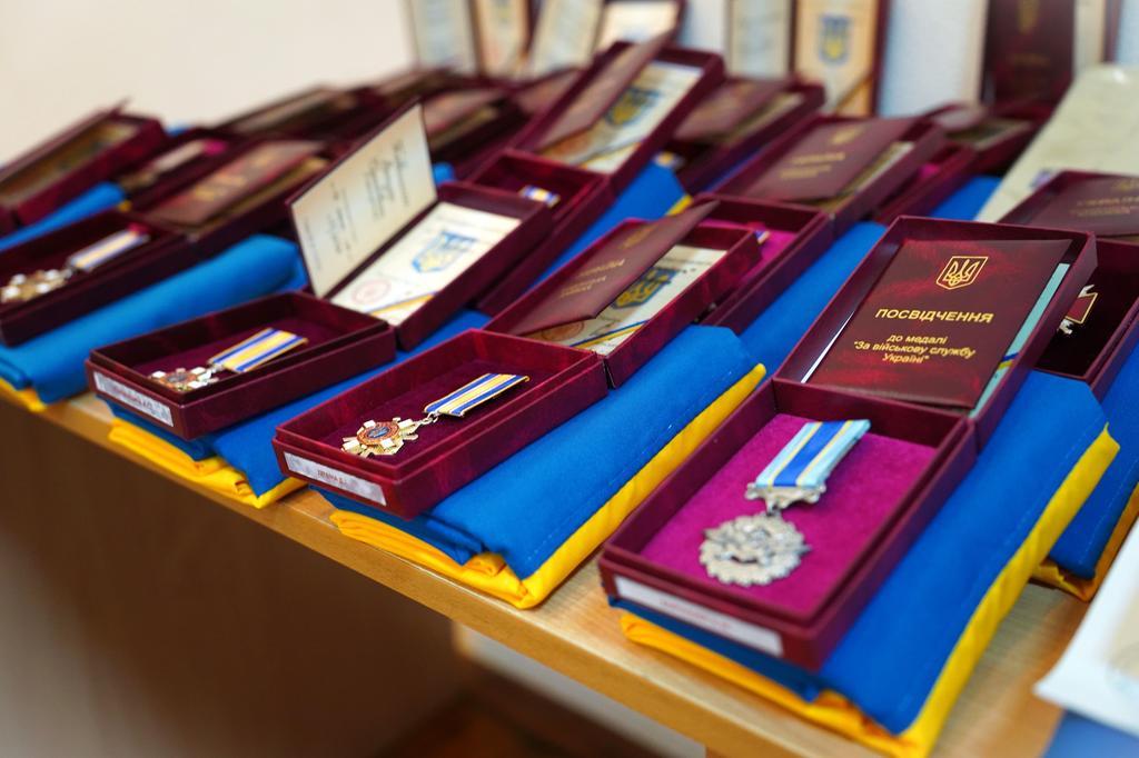 У Полтаві родинам полеглих захисників України передали державні нагороди