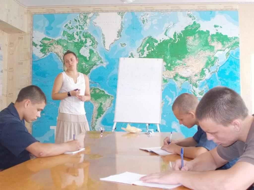 Волонтерка Швейцарської школи навчає вихованців Кременчуцької колонії англійської мови