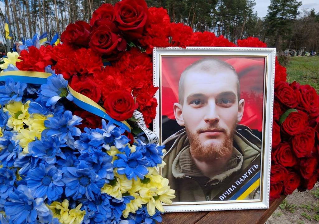 Котельва попрощалася з 24-річним розвідником Анатолієм Романенком