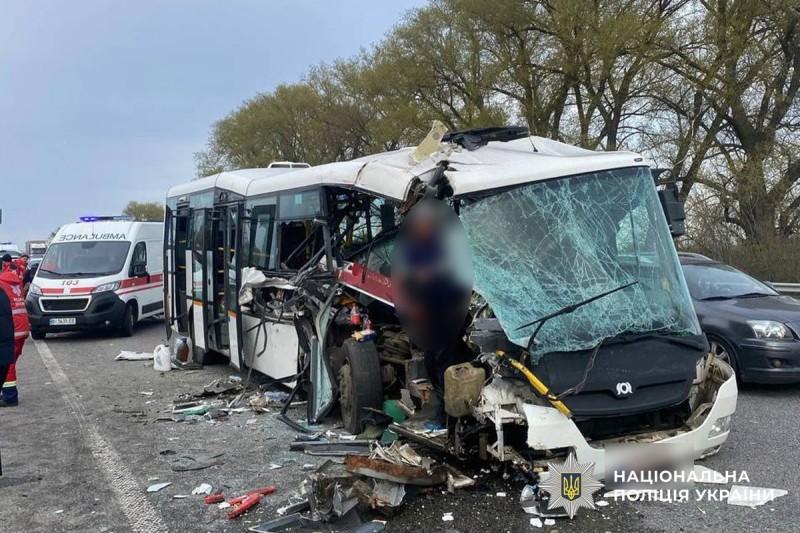 Автотроща на Полтавщині: автобус зіткнувся з вантажівкою 