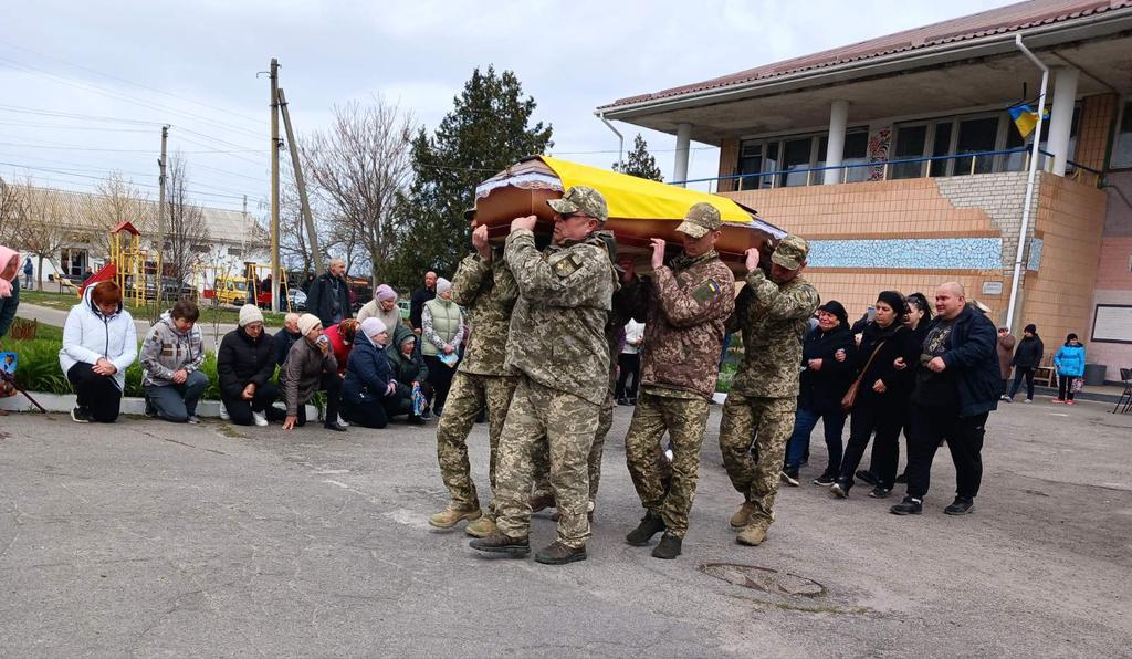 Піщанська громада провела в останню путь трьох Героїв