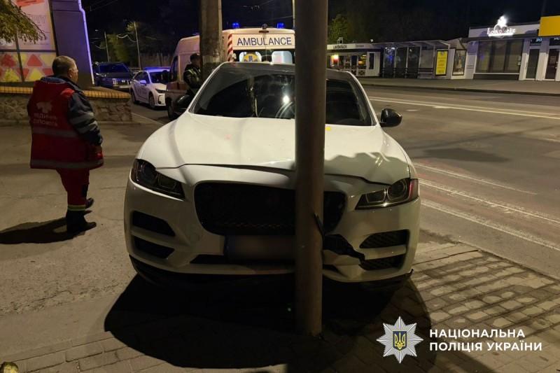 У Кременчуці водієві стало погано під час руху: автівка протаранила дерево