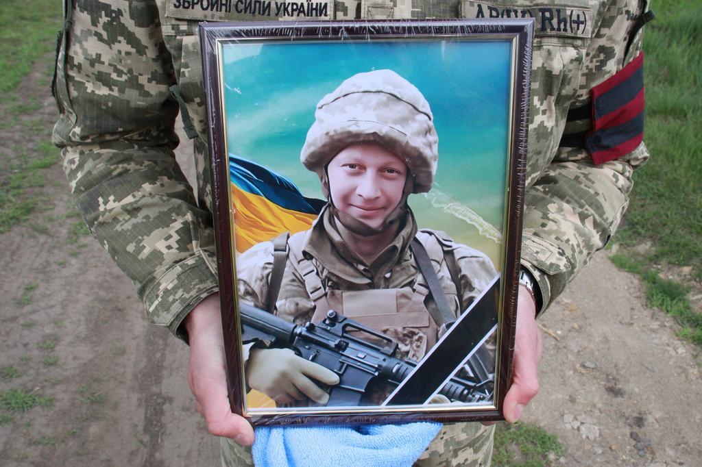 Решетилівська громада попрощалася зі своїм Захисником України — матросом Павлом Бондарем