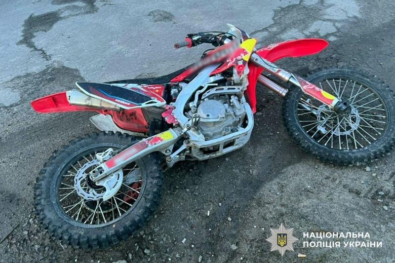 У Гадячі в комендантську годину мотоцикліст протаранив стовп