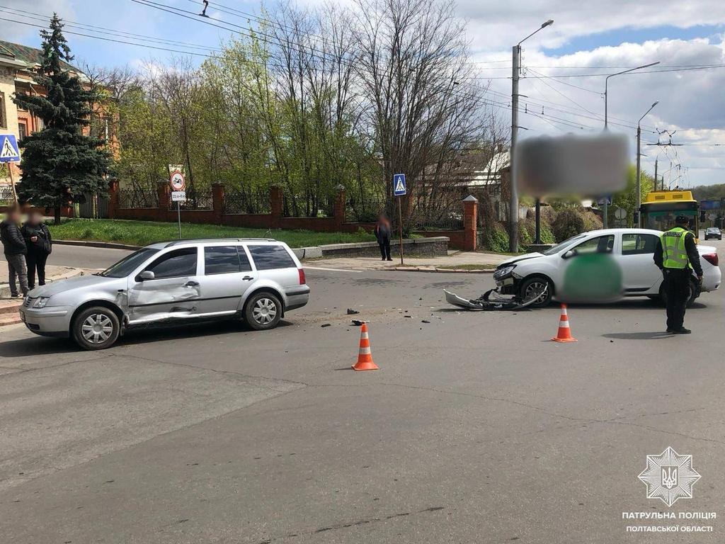 У Полтаві водійка Renault спричинила ДТП, не поступившись дорогою