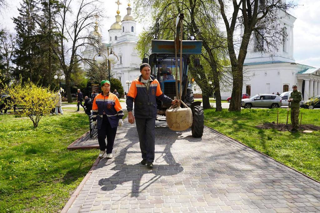 У центрі Полтави висадили «дерева пам’яті та життя» на честь Захисників