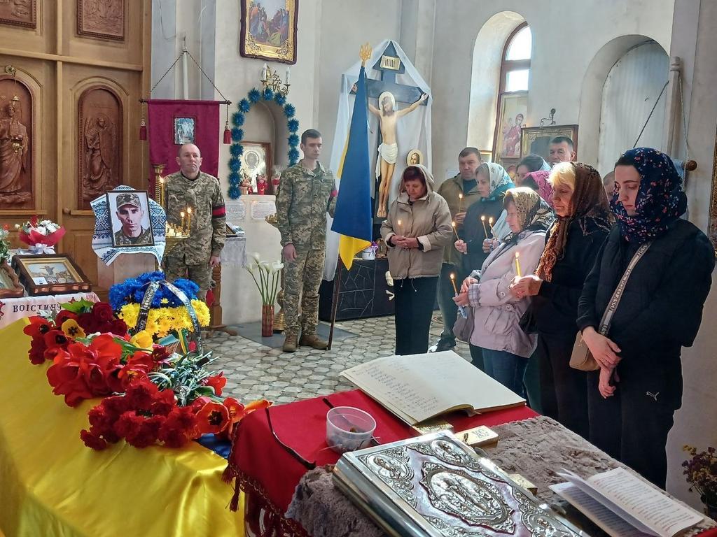  Котелевська громада попрощалася з воїном Андрієм Вихренком