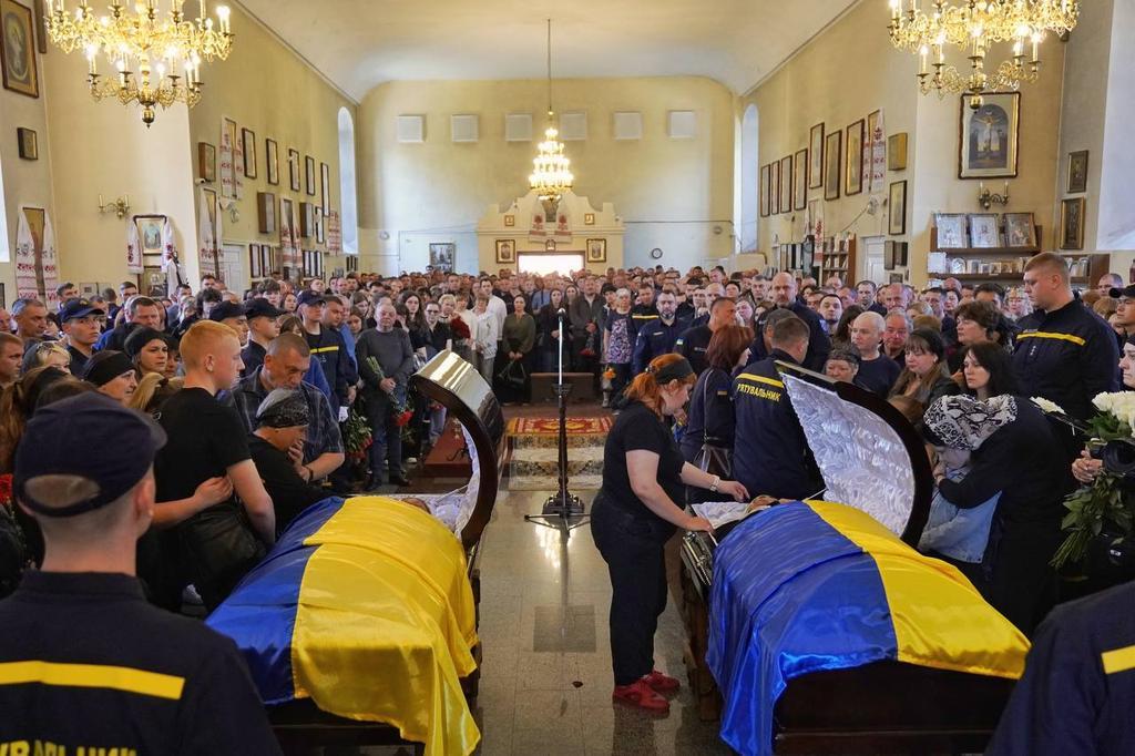 У Полтаві попрощалися з рятувальниками, які загинули внаслідок ракетного удару