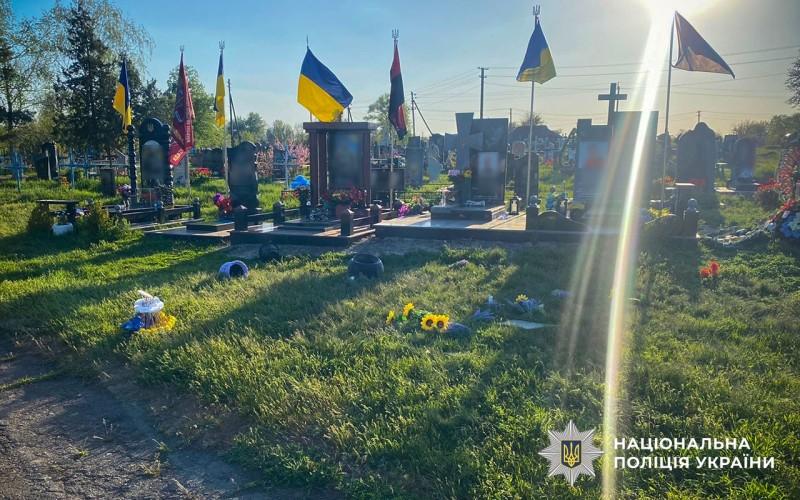 У Великій Багачці невідомі понівечили атрибути на могилах військових