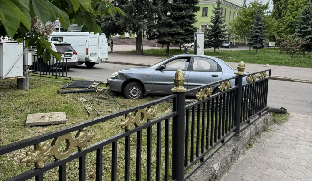 У Полтаві легковик зніс паркан на Каштановій Алеї