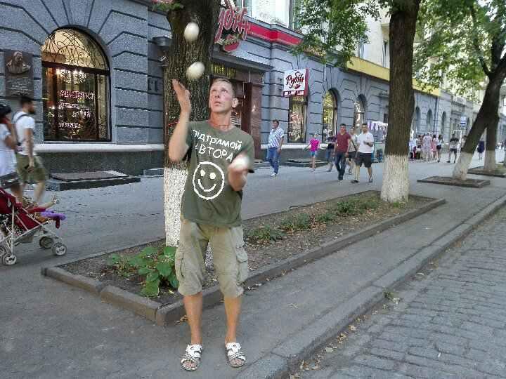 У центрі Полтави виступив жонглер-письменник