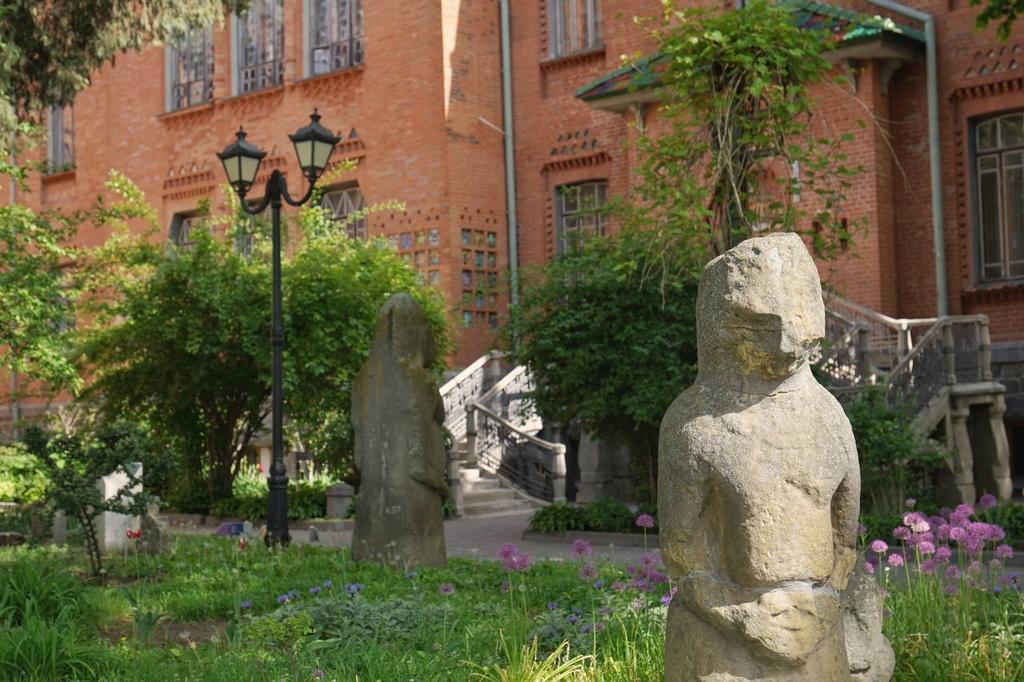 Дворик краєзнавчого музею у Полтаві: що подивитися та скільки коштує вхід?