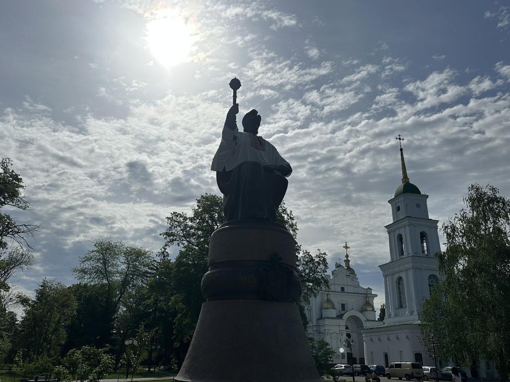 Пам'ятник Мазепі у Полтаві традиційно одягнули у вишиванку