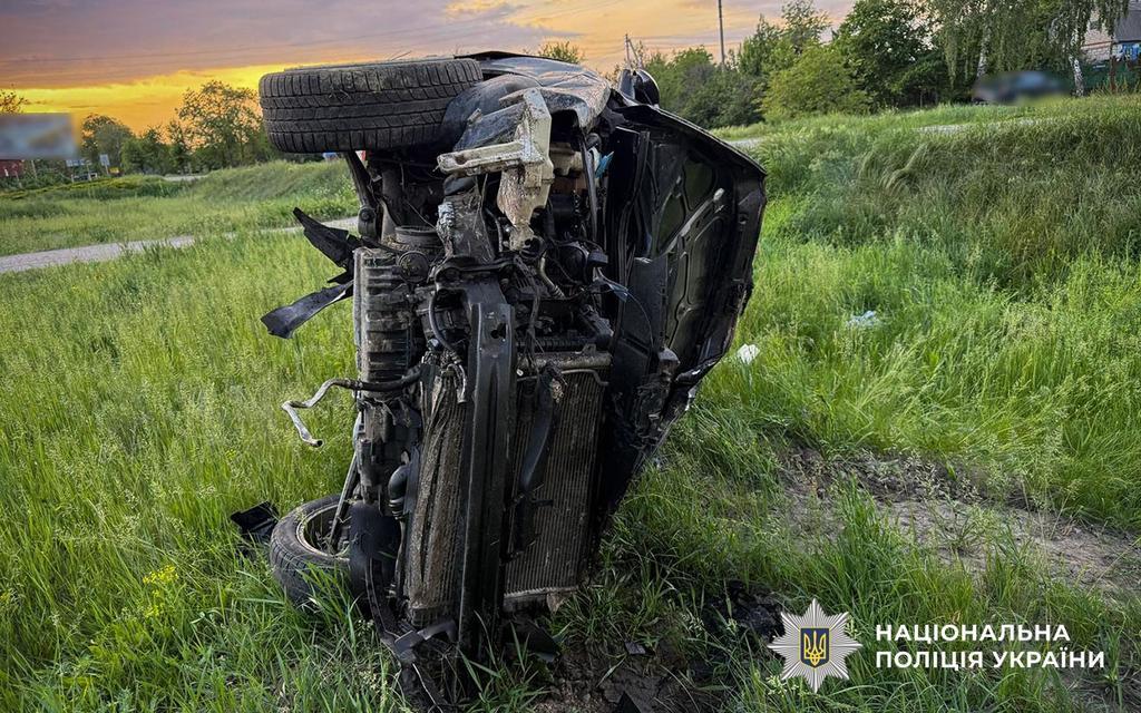 Смертельна автотроща на Полтавщині: легковик злетів з дороги та перевернувся