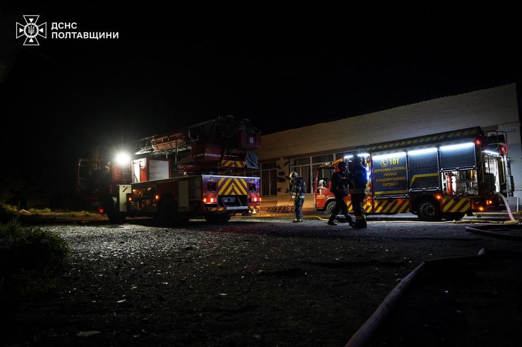 Рятувальники ліквідували пожежу в адмінбудівлі у Полтаві після влучання ворожого дрону