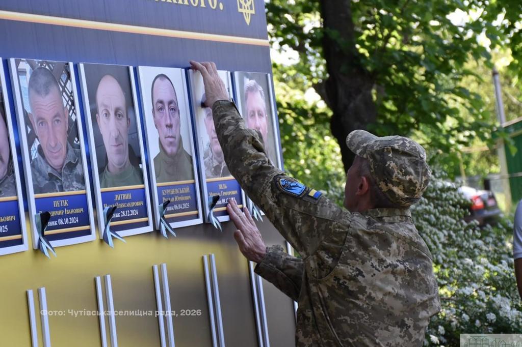 На Полтавщині військовий, який повернувся з полону, сам зняв своє фото з Алеї Надії