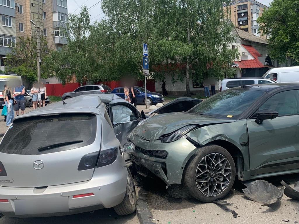 У Полтаві на регульованому перехресті зіткнулися два легковики