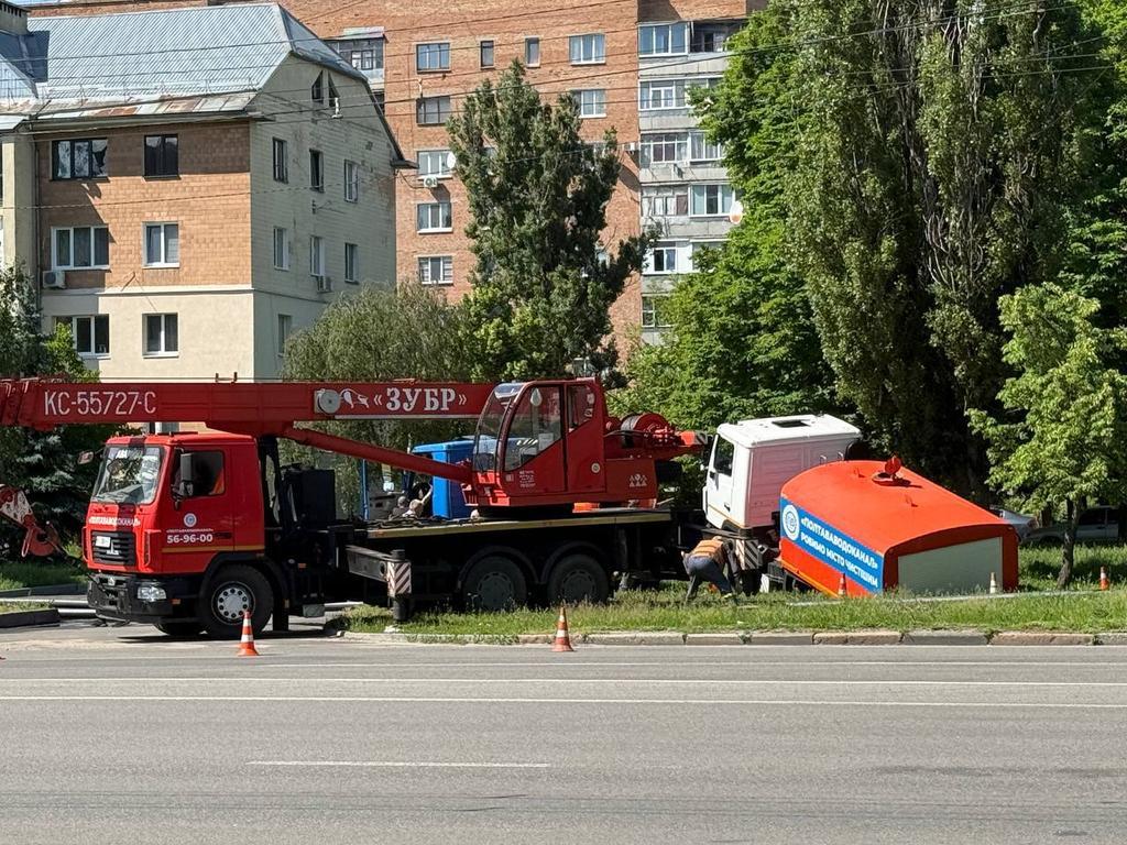 У Полтаві під землю провалився автомобіль «Полтававодоканалу»